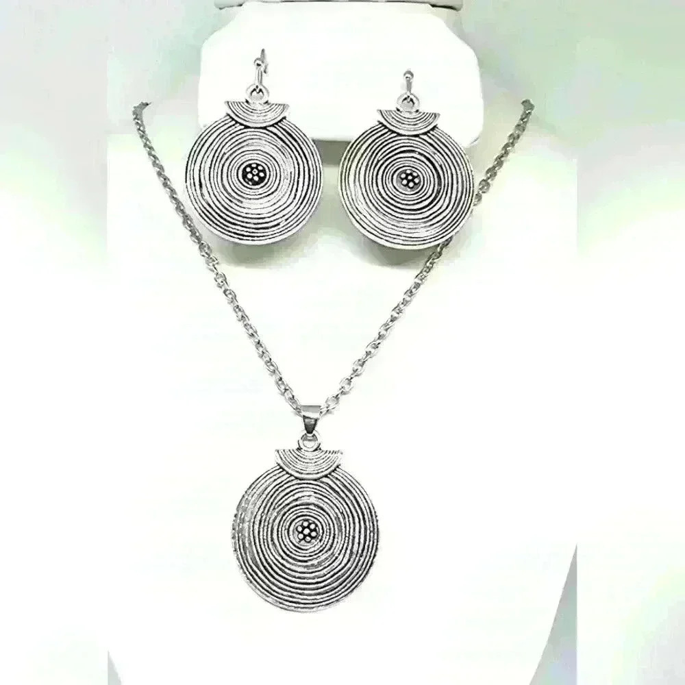 NWOT Exquisite Earrings and Necklace Set